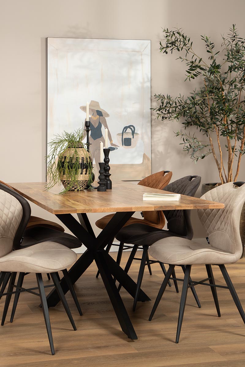 Eettafel met verschillende stoelen Eettafel met verschillende stoelen